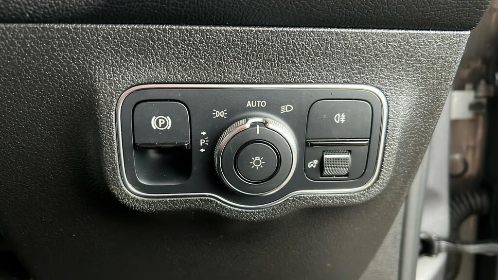 Mercedes-Benz GLB Class Glb 200 Amg Line Premium Red #26