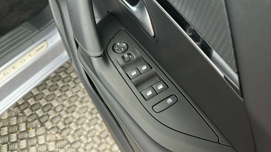 Peugeot e-2008 Active Premium White #35