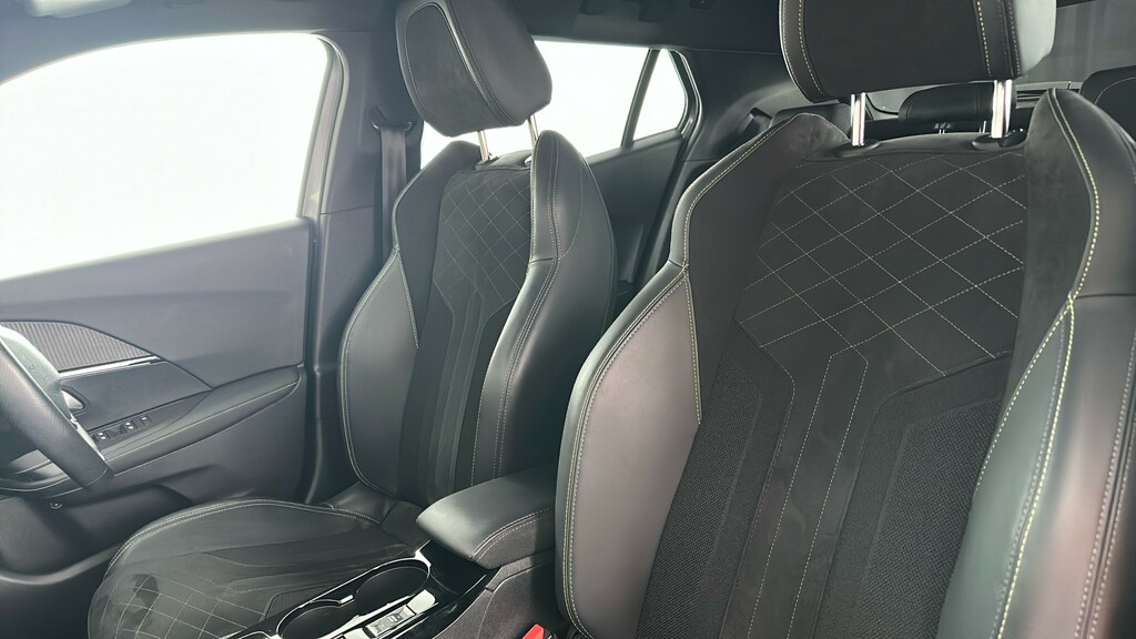 Peugeot e-2008 Active Premium White #17