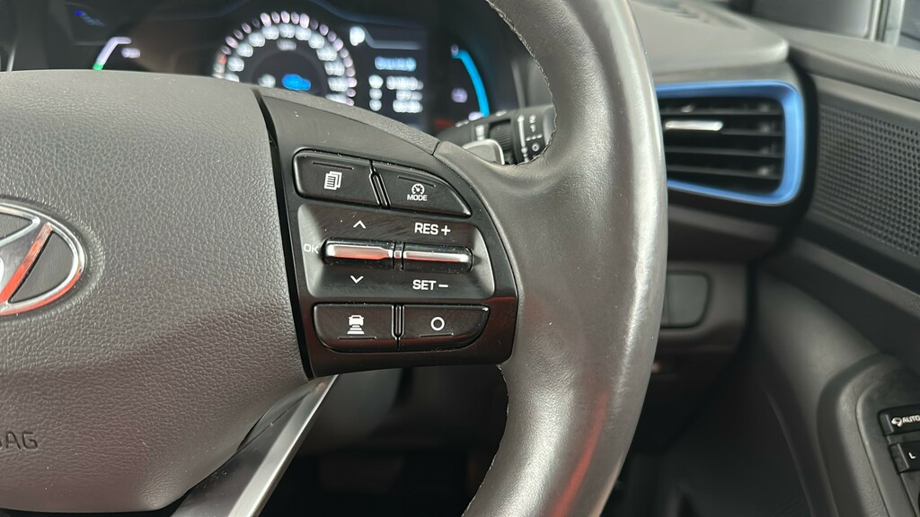 Hyundai Ioniq Premium White #30