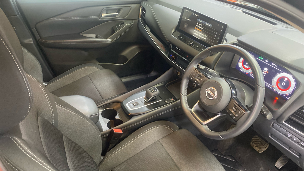 Nissan Qashqai 1.3 Dig-t Mh 158 N-connecta Xtronic Black #3
