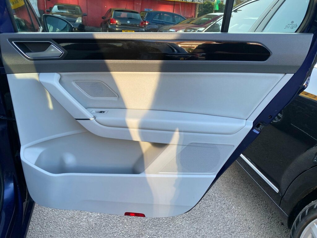 Volkswagen Touran Black #36