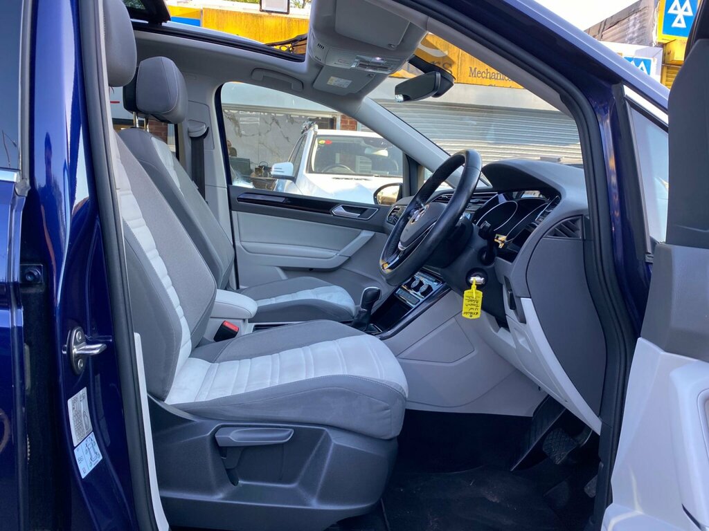 Volkswagen Touran Black #17