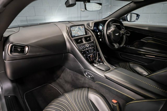 Aston Martin DB11 V12. Quantum Silver Silver #18