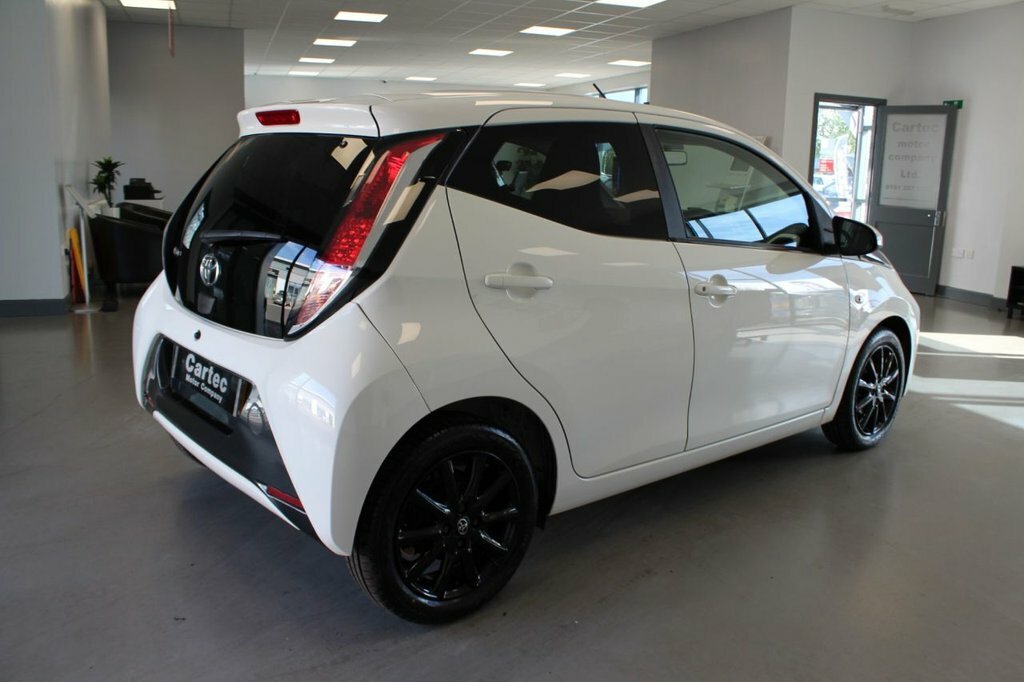 Toyota Aygo 1L X-style White #6