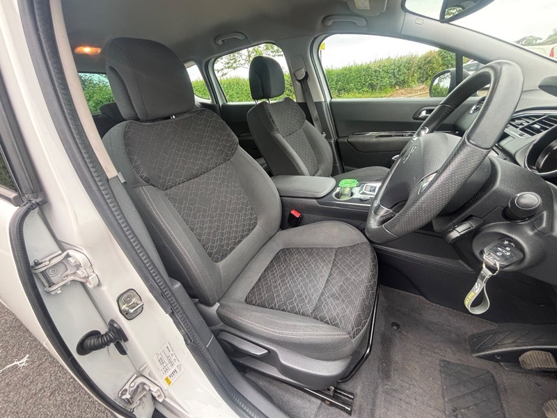 Peugeot 3008 Active Hdi Red #6