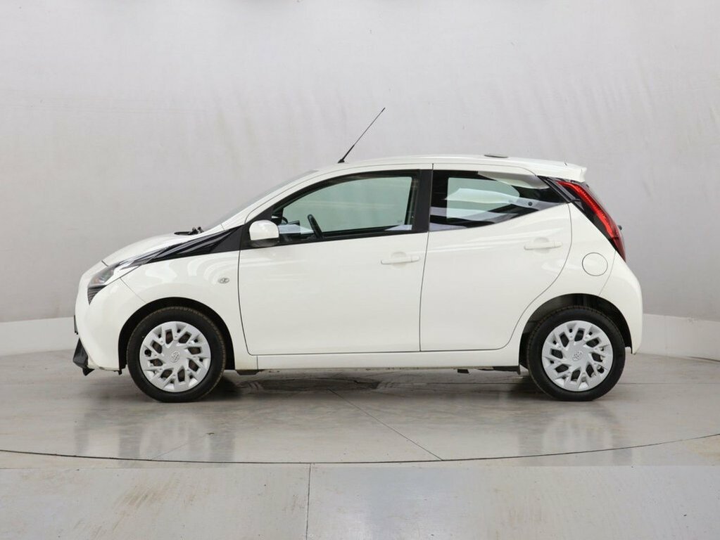 Toyota Aygo 1L X-play FM21JJF White #5