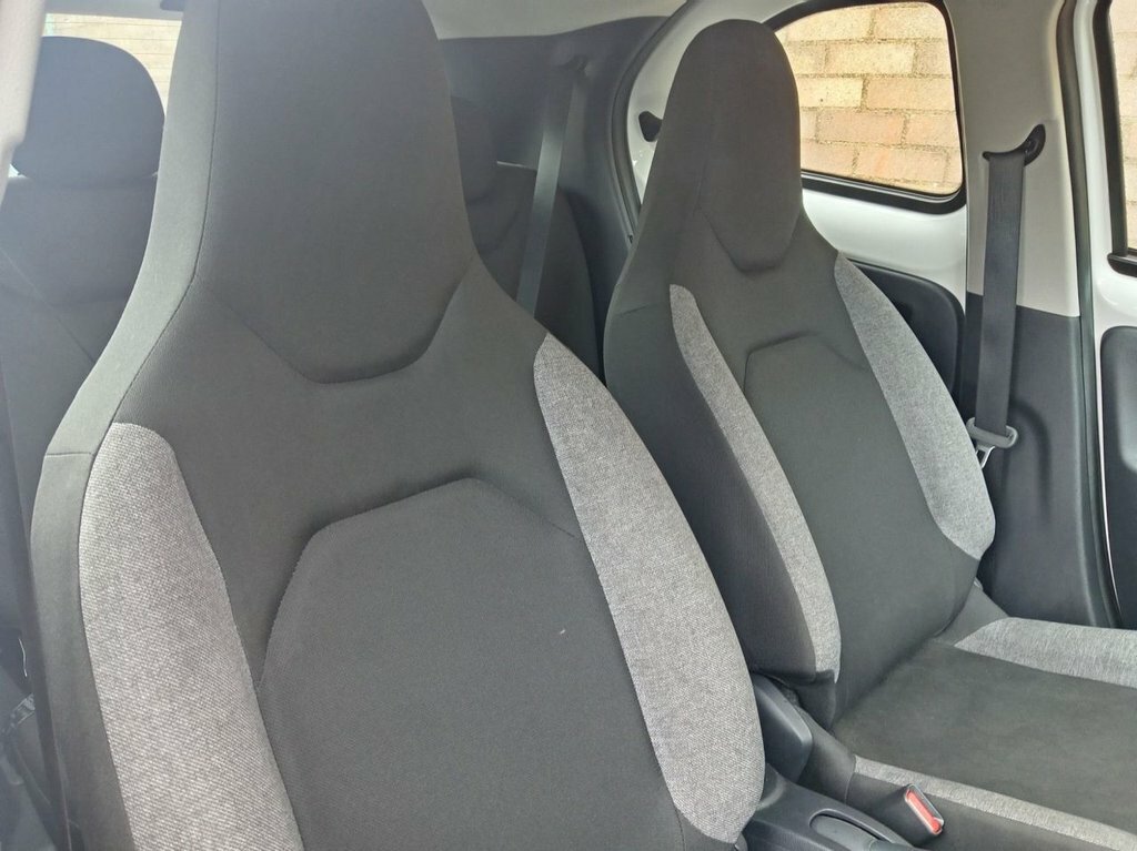 Toyota Aygo X 1L Pure EF22KLE White #5