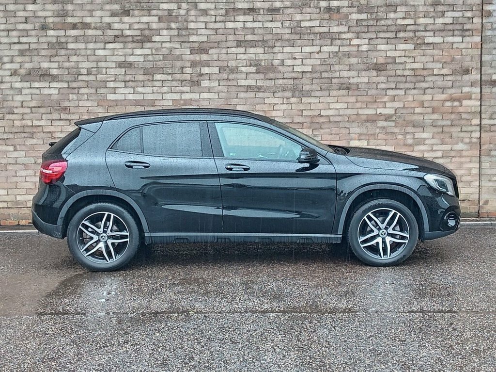 Mercedes-Benz GLA Class 1.6L Urban Edition Black #3
