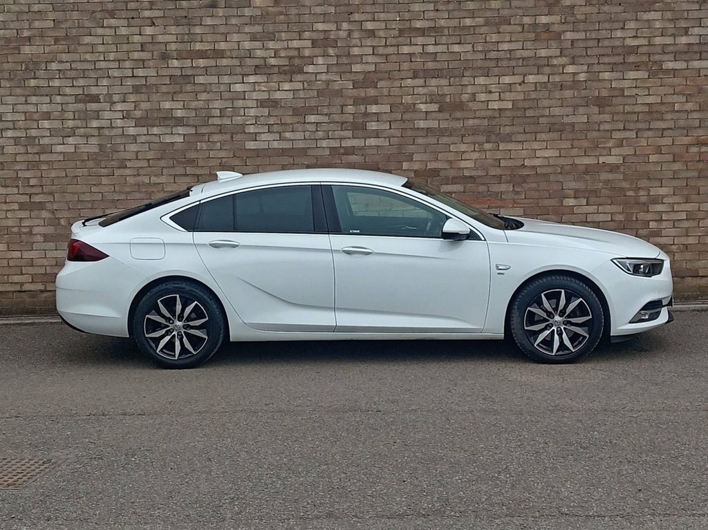 Vauxhall Insignia 2L Sri Nav White #2