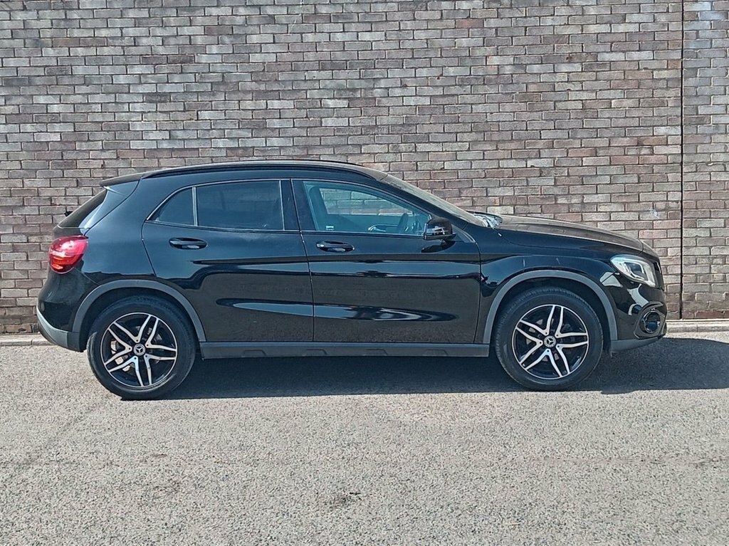 Mercedes-Benz GLA Class 1.6L Urban Edition Black #3