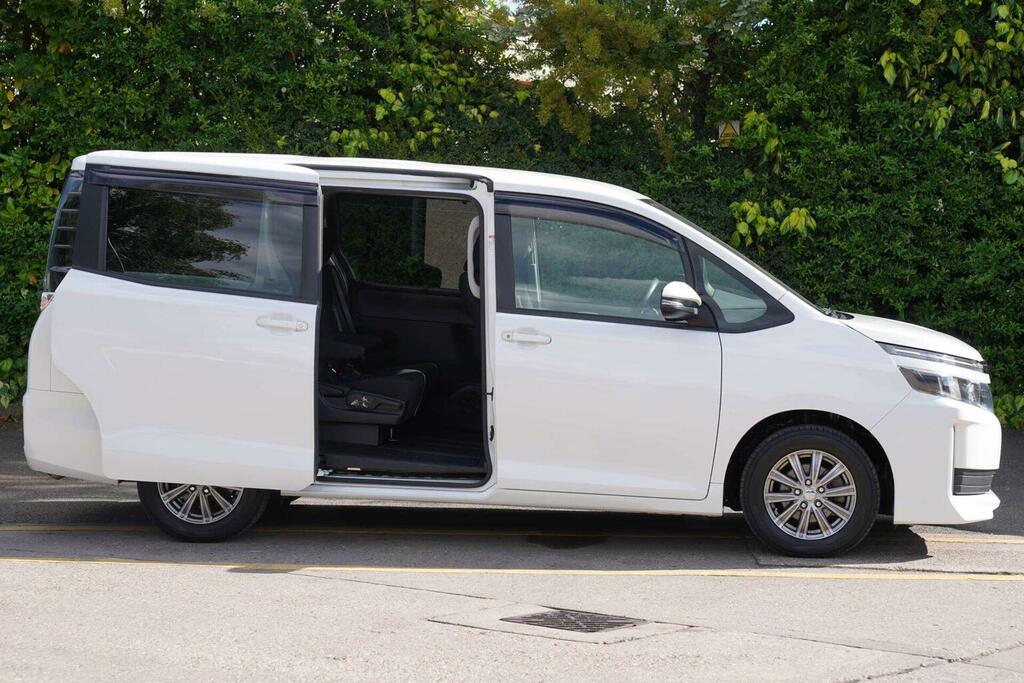 Toyota Voxy Mpv 2.0 X 4Wd 7 Seats 201616 White #3