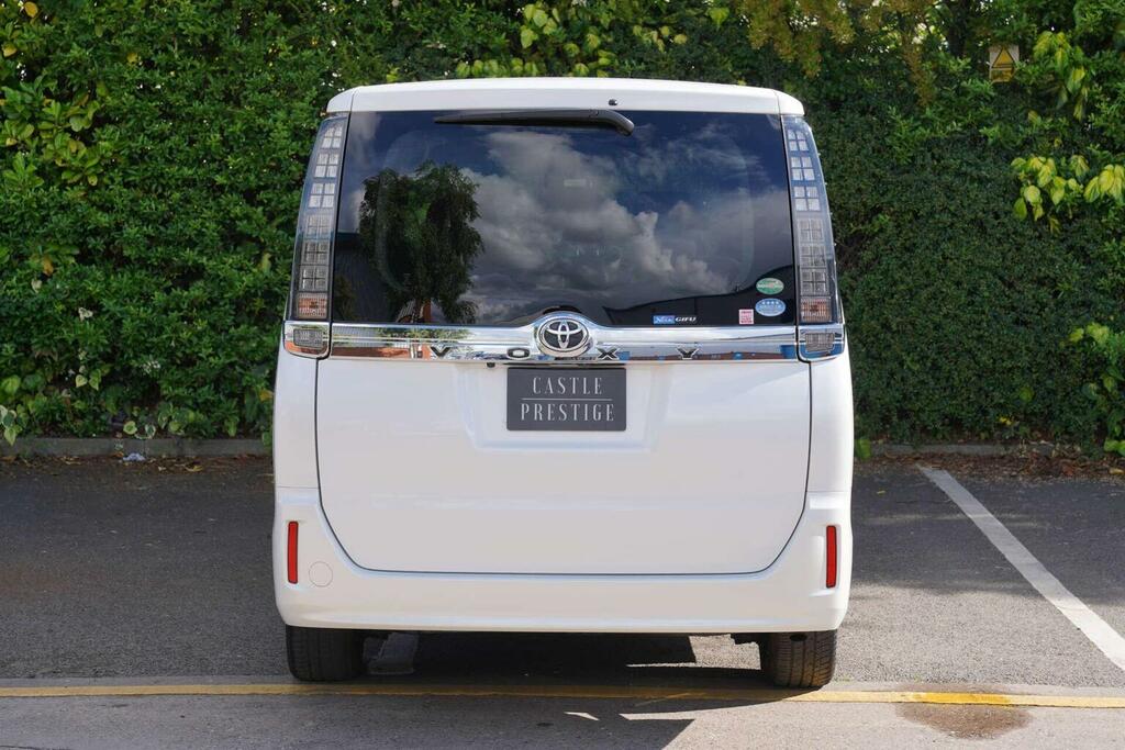 Toyota Voxy Mpv 2.0 X 4Wd 7 Seats 201616 White #5
