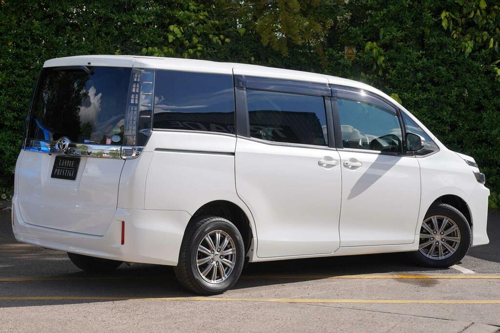 Toyota Voxy Mpv 2.0 X 4Wd 7 Seats 201616 White #4