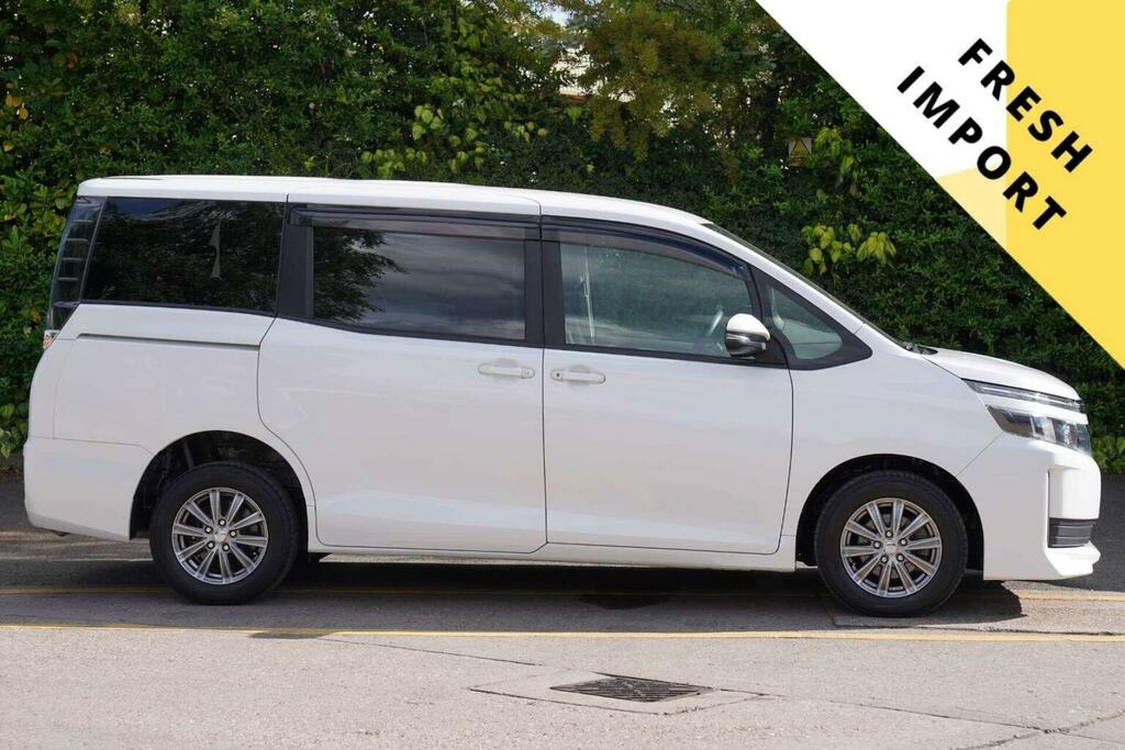 Toyota Voxy Mpv 2.0 X 4Wd 7 Seats 201616 White #2