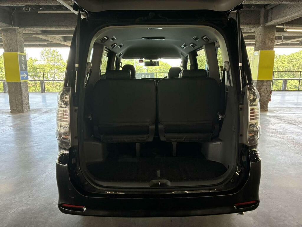 Toyota Voxy Zs Model 2.0I Silver #26
