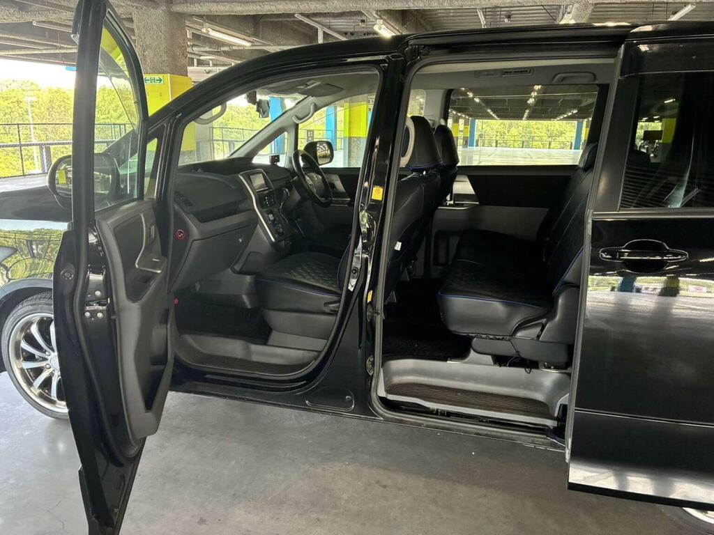 Toyota Voxy Zs Model 2.0I Silver #27