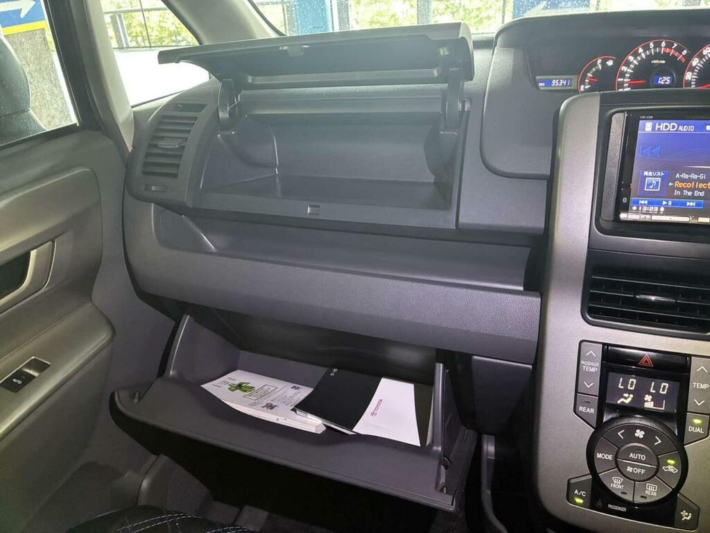 Toyota Voxy Zs Model 2.0I Silver #20