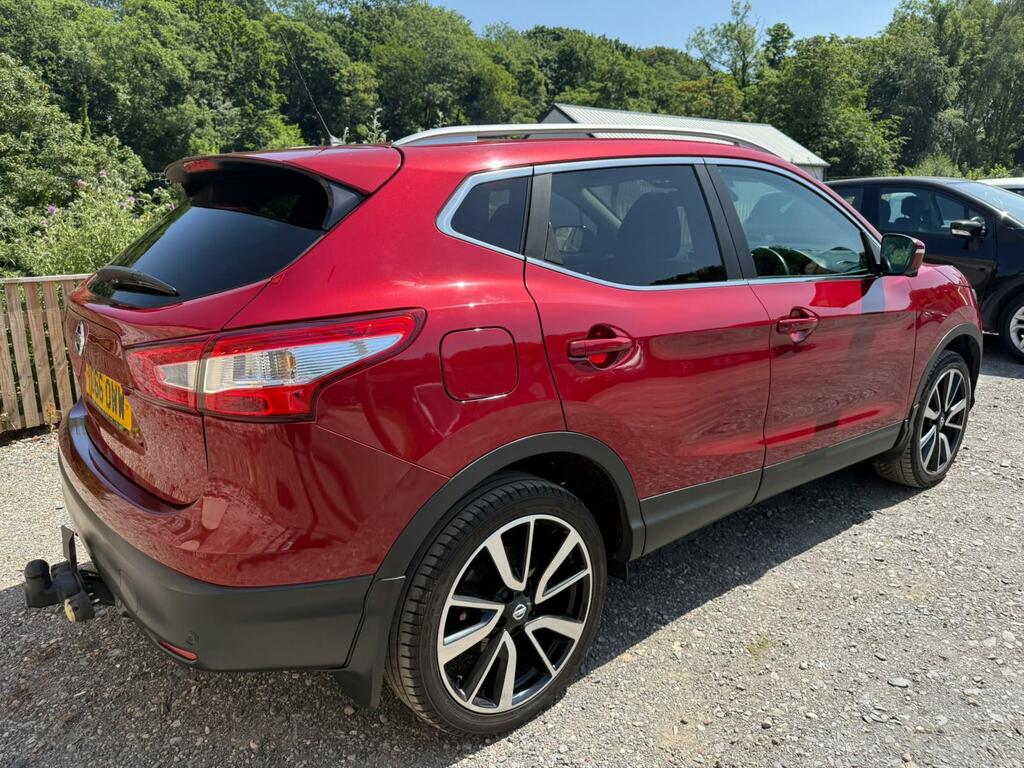 Nissan Qashqai Tekna Red #3