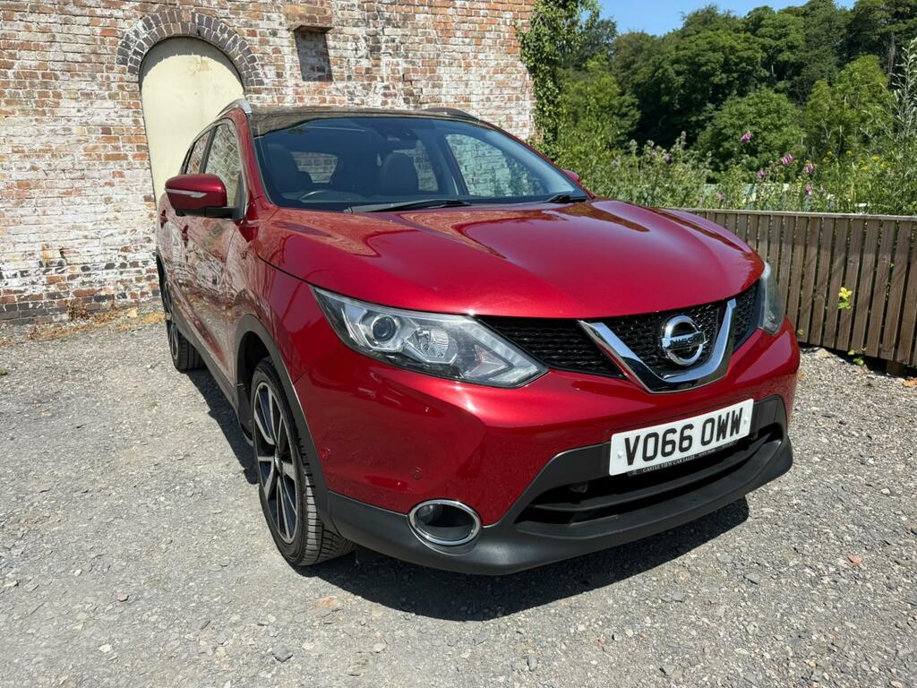 Nissan Qashqai Tekna Red #4