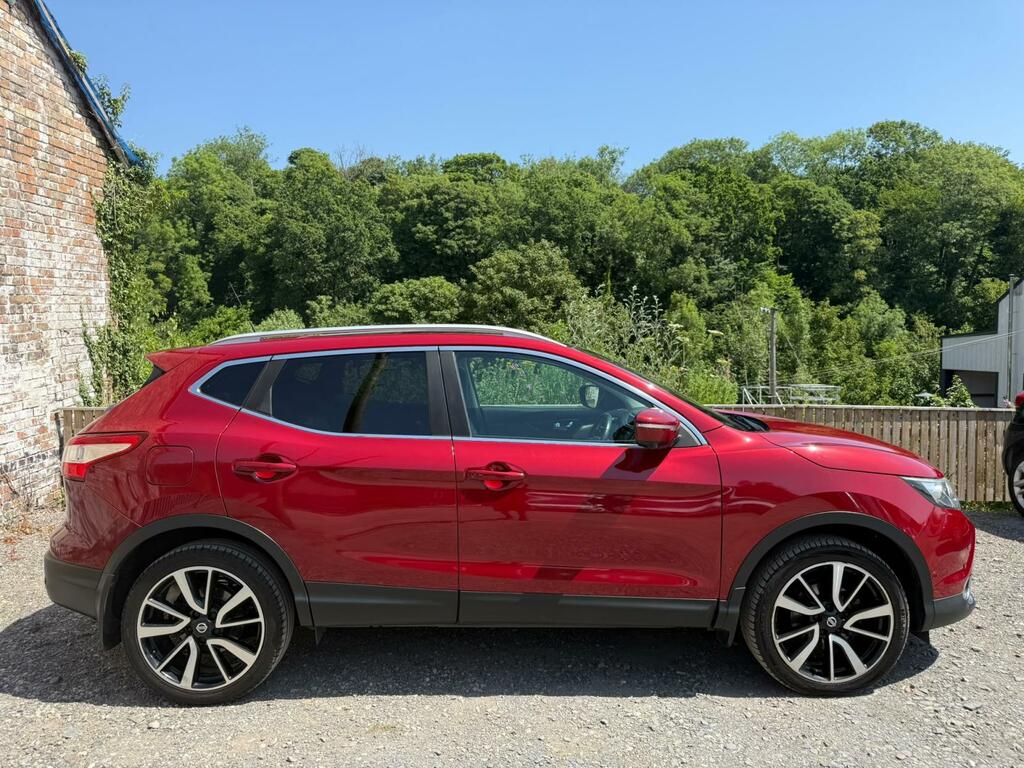 Nissan Qashqai Tekna Red #2