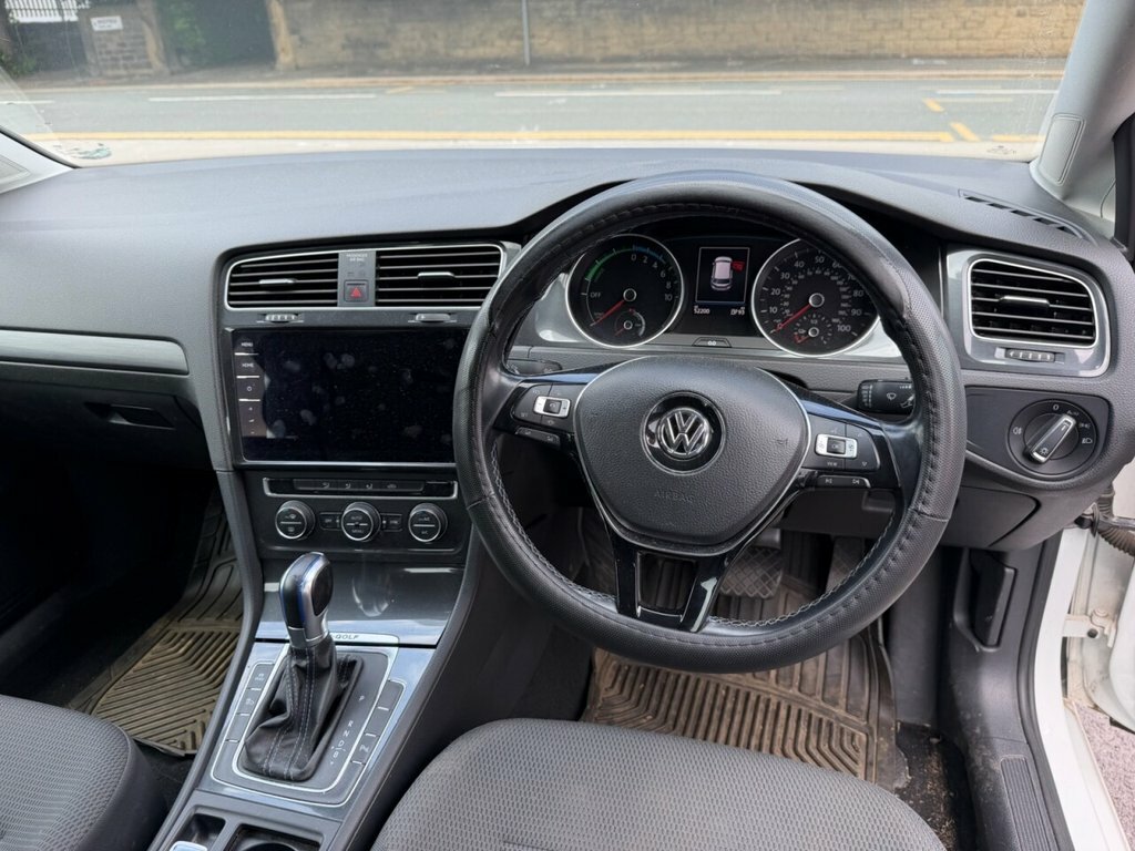 Volkswagen e-Golf Hatchback GF68UPB White #4