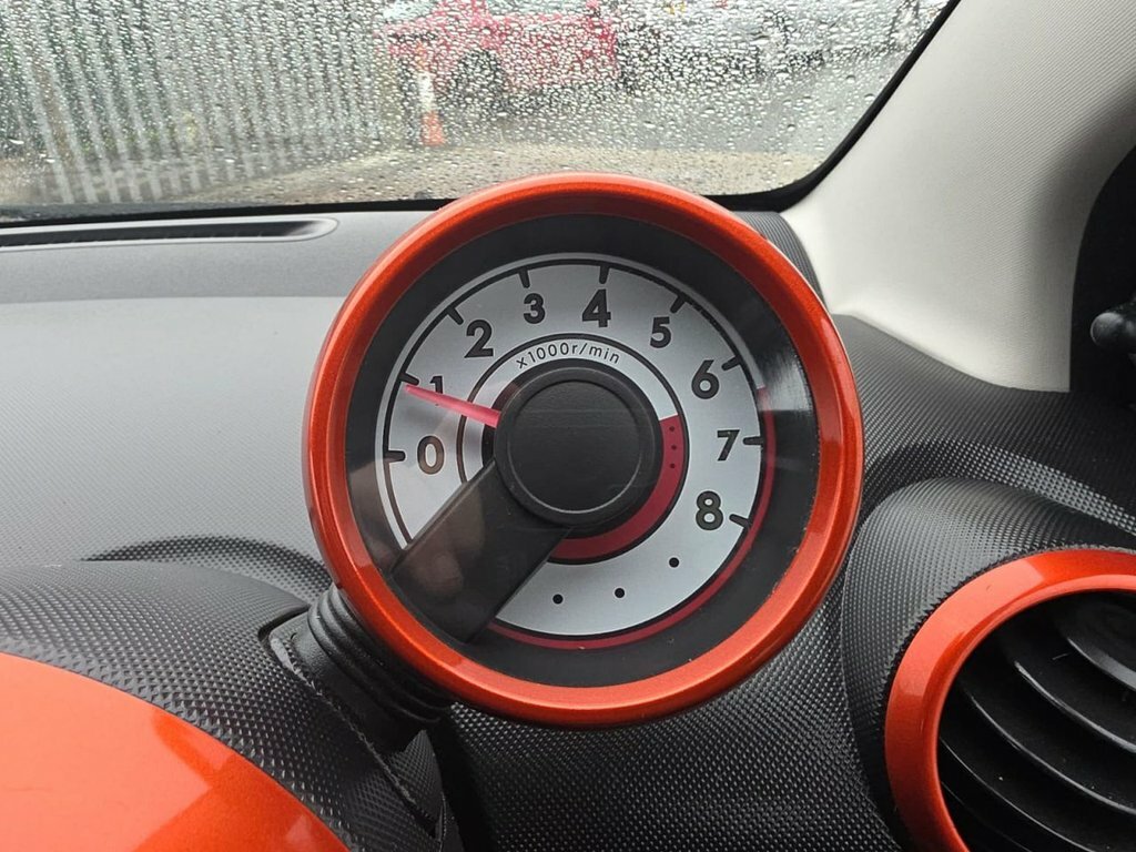 Toyota Aygo Hatchback White #28