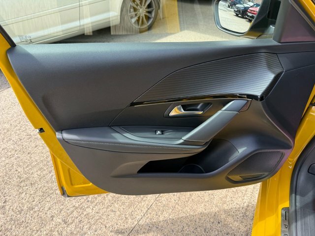 Peugeot 208 1.2 Puretech 100 Allure Black #45