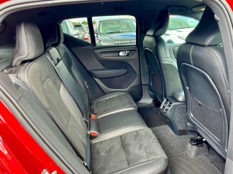 Volvo XC40 2.0 D4 R-design YV19HXP Red #2