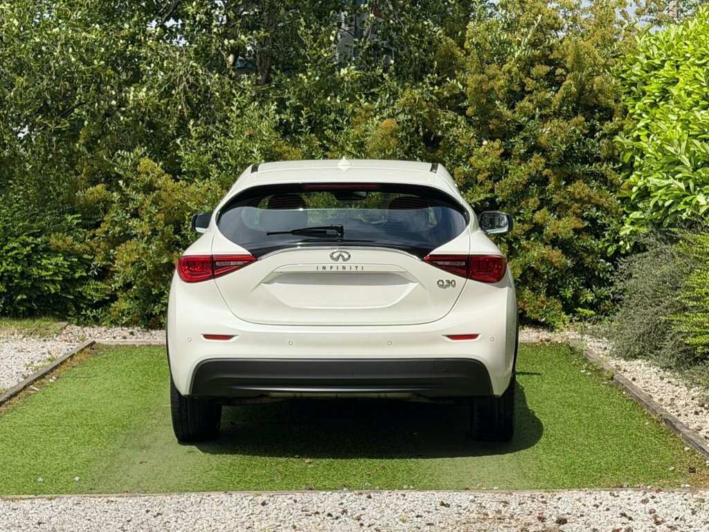 Infiniti Q30 1.5L Se White #4