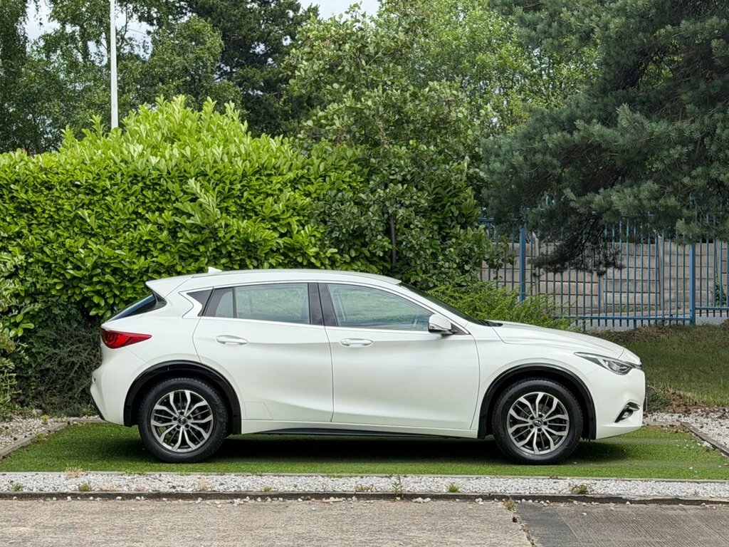 Infiniti Q30 1.5L Se White #2