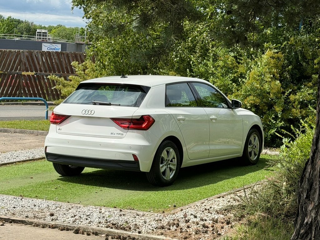 Audi A1 1L Technik VE69FNH White #5