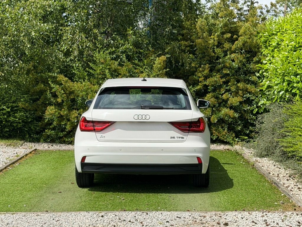 Audi A1 1L Technik VE69FNH White #4