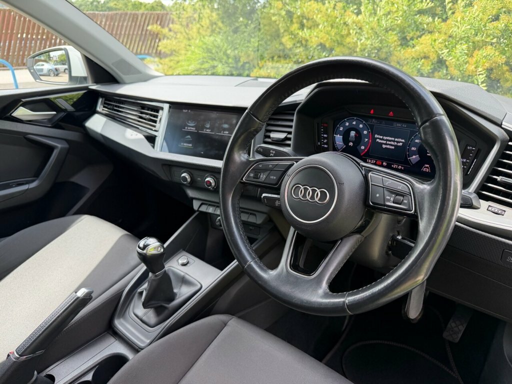 Audi A1 1L Technik VE69FNH White #3