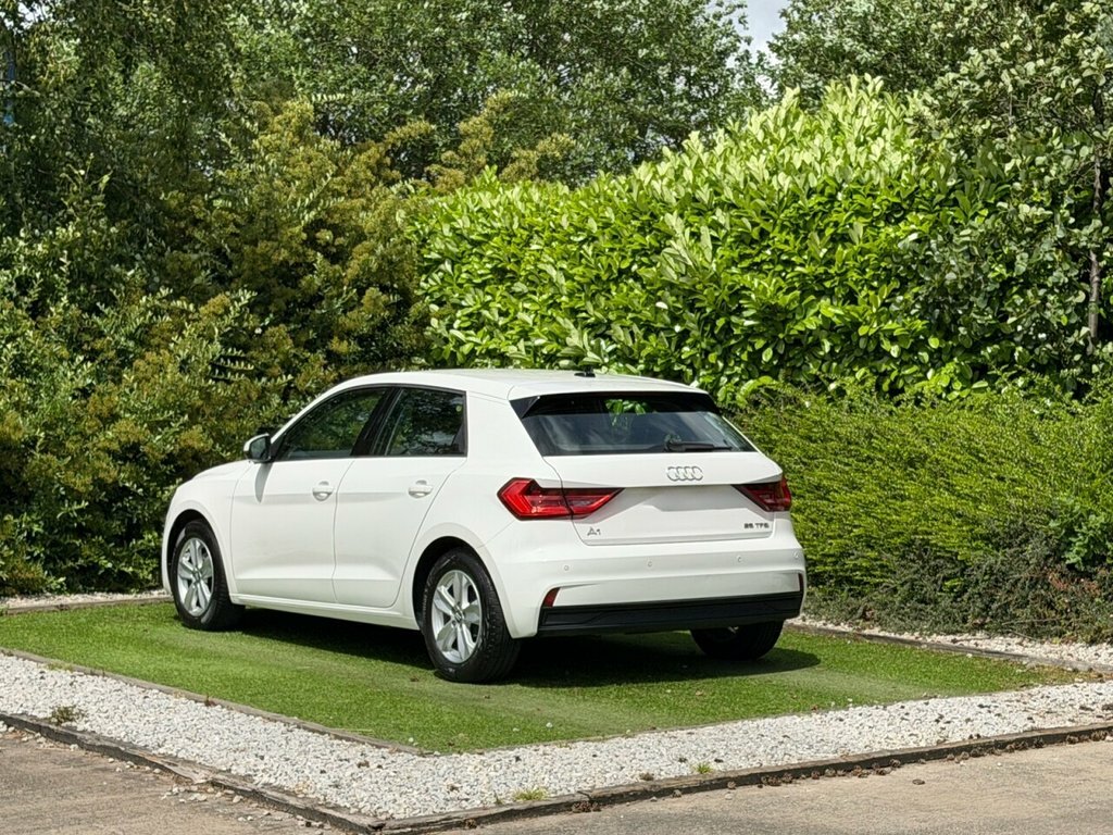 Audi A1 1L Technik VE69FNH White #6