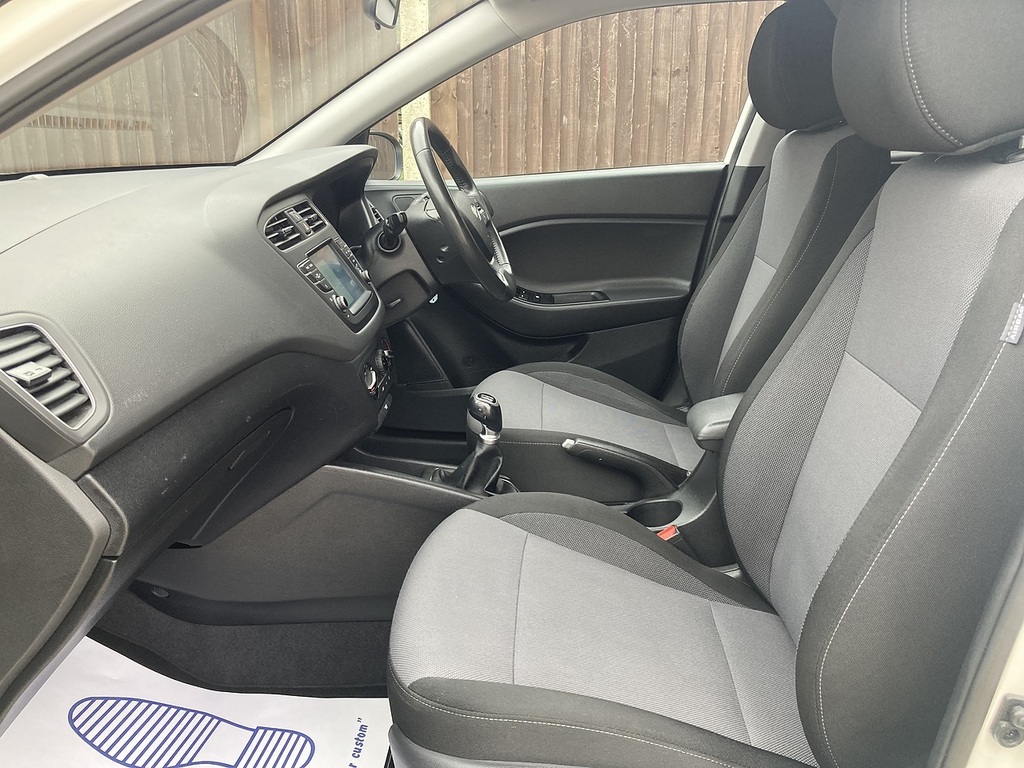 Hyundai I20 Play White #2