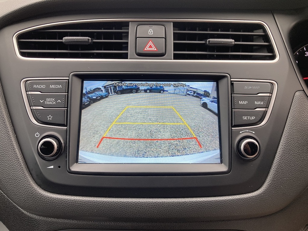 Hyundai I20 Play White #3