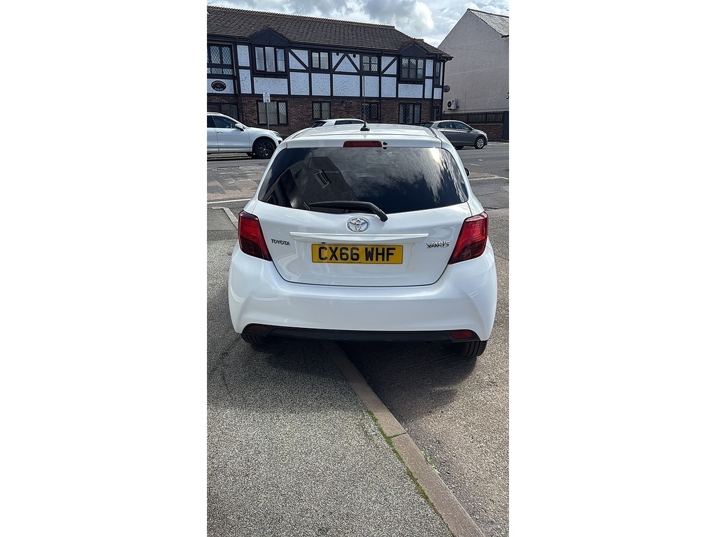 Toyota Yaris Vvt-i Icon White #4