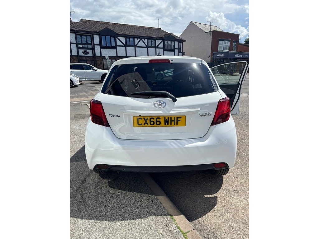 Toyota Yaris Vvt-i Icon White #2