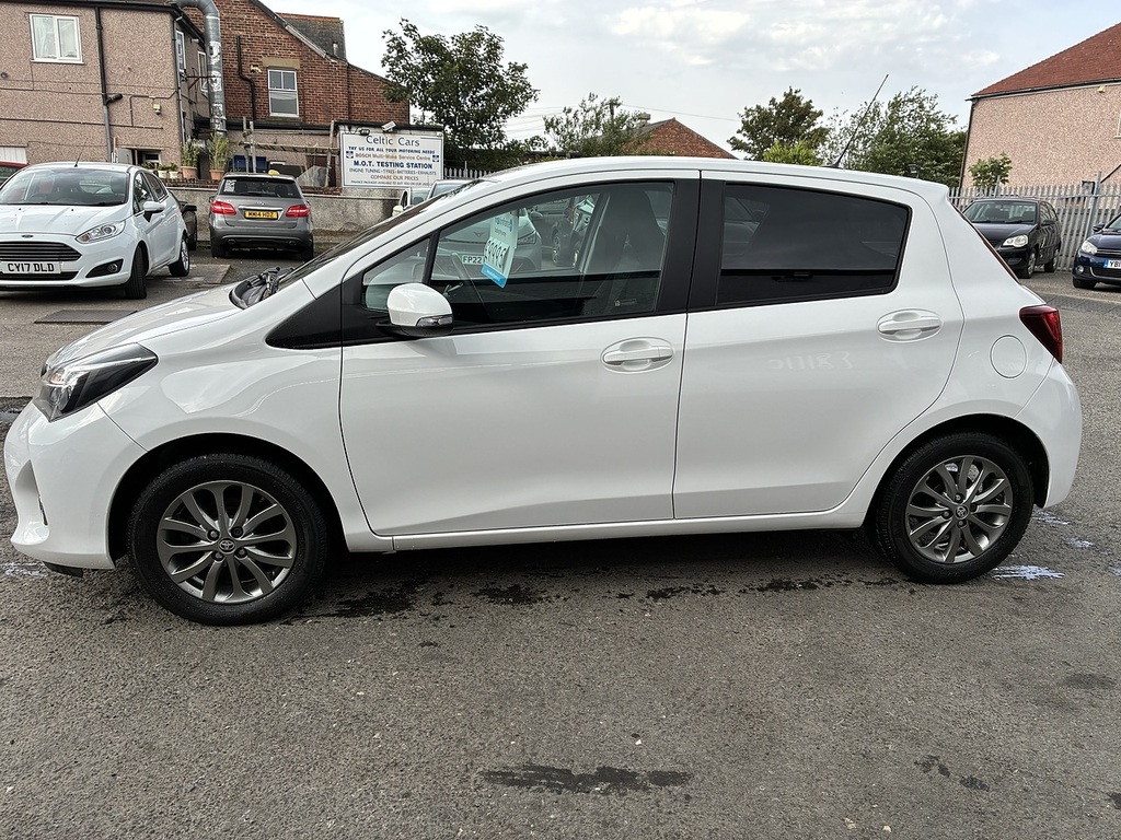 Toyota Yaris Vvt-i Icon White #2