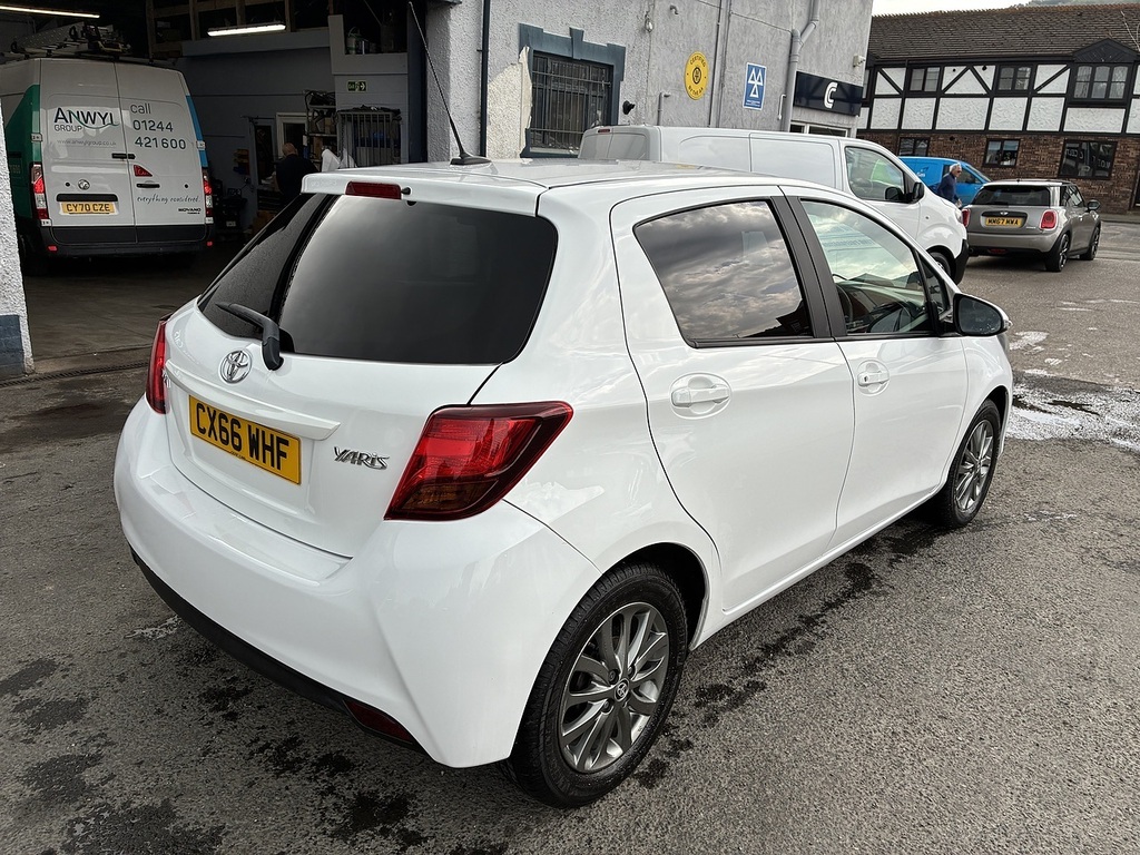 Toyota Yaris Vvt-i Icon White #6