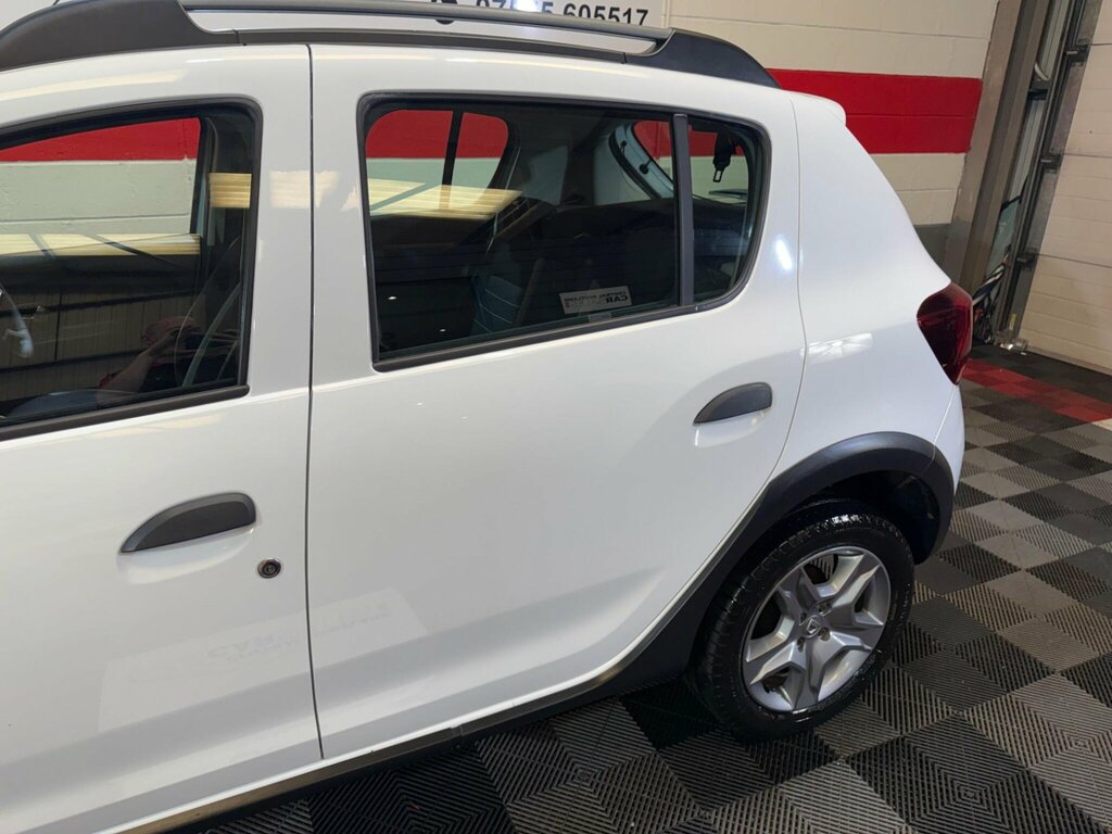 Dacia Sandero Stepway  White #16