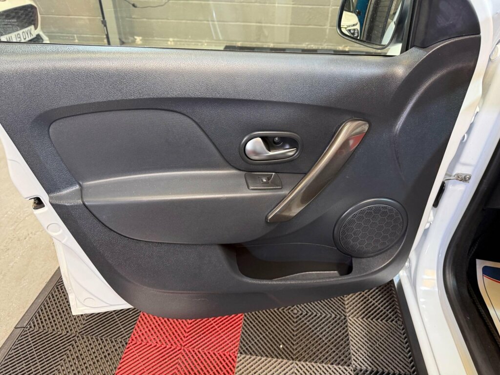 Dacia Sandero Stepway  White #32
