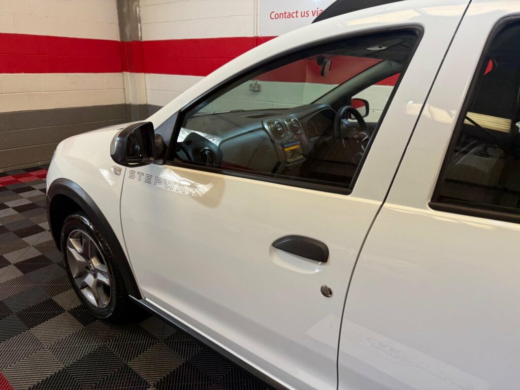 Dacia Sandero Stepway  White #17
