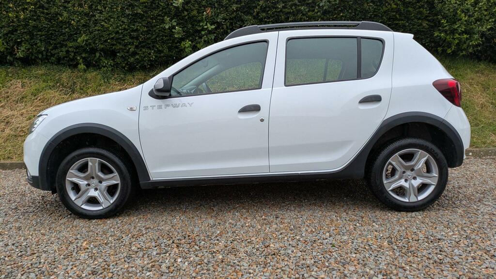 Dacia Sandero Stepway 0.9 Tce Laureate Euro 6 Ss MH17GUX White #6