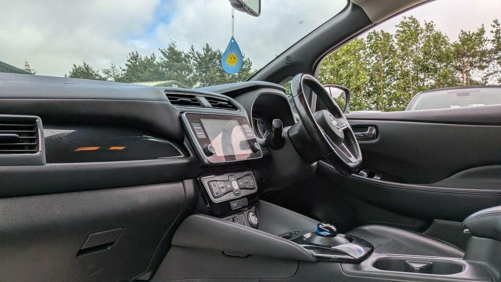 Nissan Leaf N-connecta Hatchback Red #37