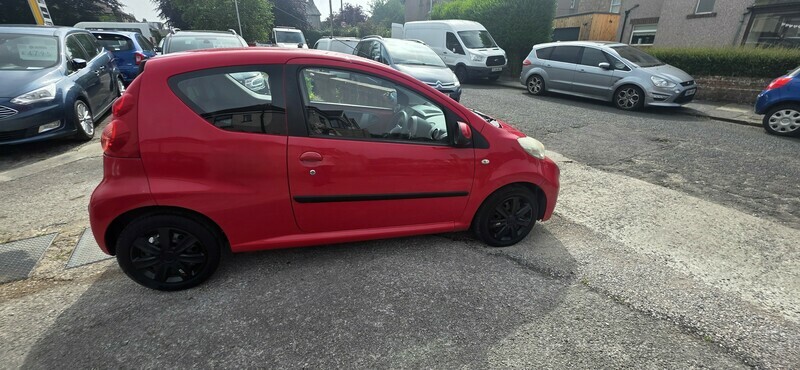 Peugeot 107 Urban 20 A Year Red #4