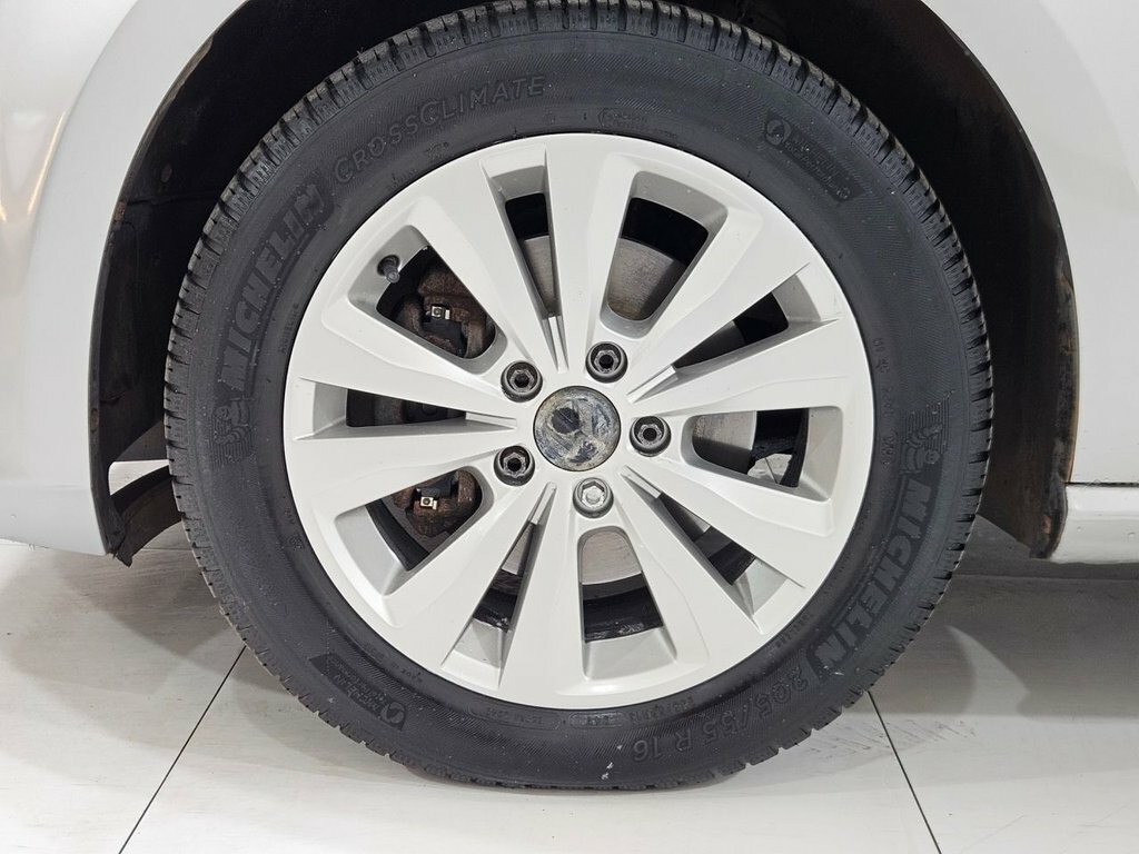 Volkswagen Golf White #12