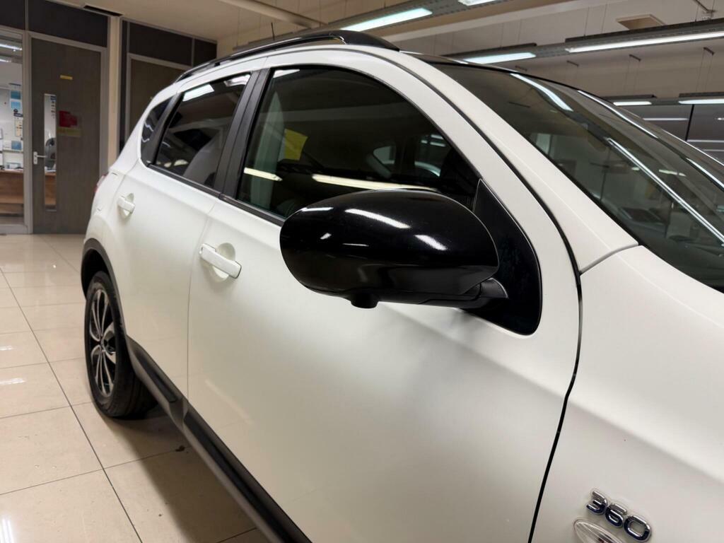 Nissan Qashqai Hatchback Red #14