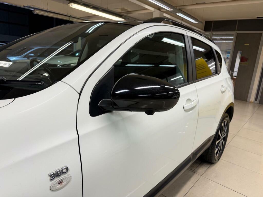 Nissan Qashqai Hatchback Red #15